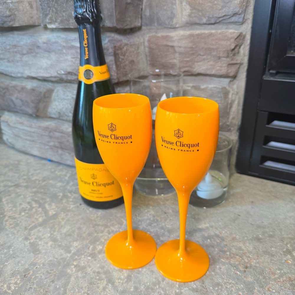 Veuve Clicquot Champagne Flutes - Picture 3 of 4